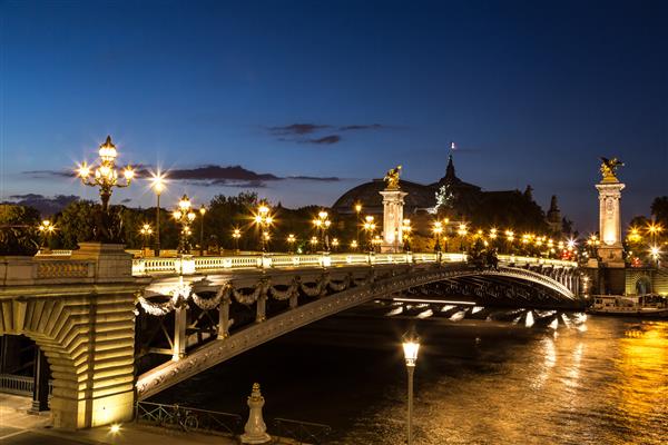 پل الكساندر سوم در یك روز تابستانی زیبا در پاریس فرانسه