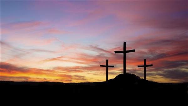 سه صلیب در شبح روی تپه ای با غروب خورشید