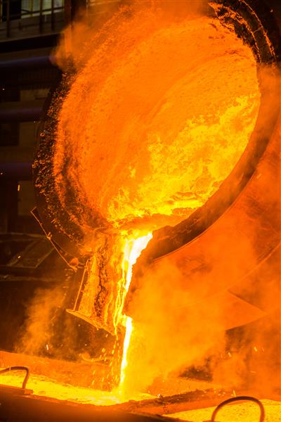 ریختن فولاد داغ در کارخانه فولاد