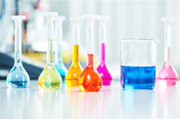 موضوع داروسازی و شیمی فلاسک شیشه ای را با محلول در آزمایشگاه تحقیق آزمایش کنید DOF کم عمق روی بطری قرمز تمرکز کنید