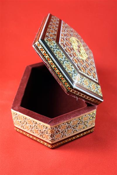 خاتم کاری صنایع دستی ساخته شده در اصفهان در میدان نقش جهان ایران