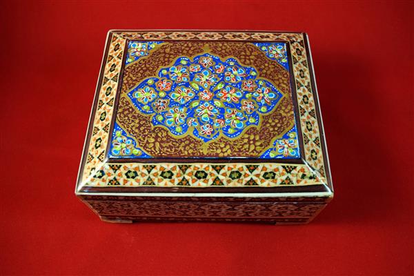 خاتم کاری صنایع دستی ساخته شده در اصفهان در میدان نقش جهان ایران
