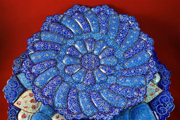 صنایع دستی مینا میناکاری ساخته شده در میدان نقش جهان اصفهان ایران