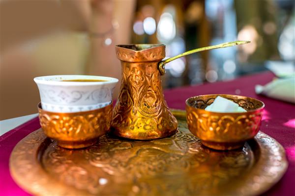 قهوه ترکی در سزوه برنز و فنجان در میز رستوران