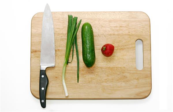 سبزیجات و چاقوی فصل جدید روی تخته خرد