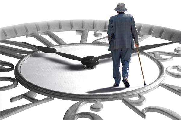 سالمندی که روی ساعتی بزرگتر قدم می زند که پیری بازنشستگی و زمان را به تصویر می کشد