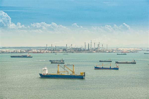 پالایشگاه نفت و کشتی نفتکش در دریا سنگاپور
