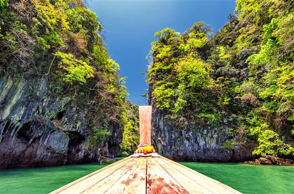 قایقرانی در تایلند در نزدیکی جزیره پوکت طبیعتی گرمسیری زیبا در تالاب با کوههای صخره ای زیبا