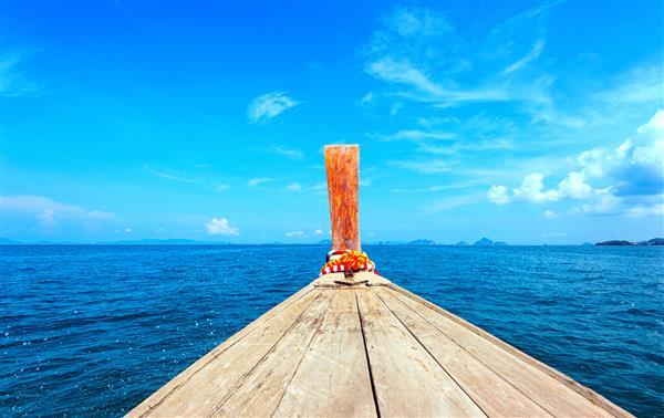 زمینه دریایی ماجراجویی سفر با قایق توریستی در تایلند در روز صاف تابستان با آسمان آبی عکسبرداری از نقطه نظر در حال حرکت کشتی