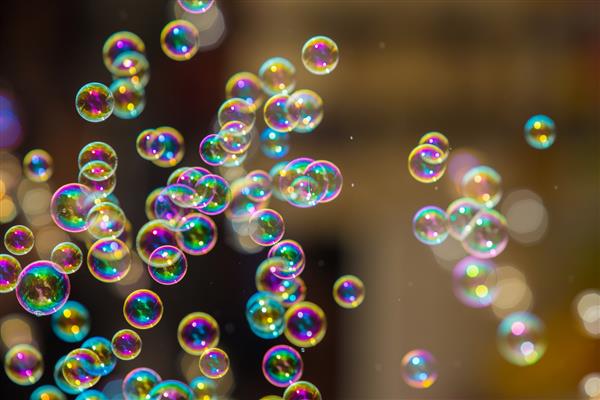 صابون رنگین کمان از بادکنک حباب می زند