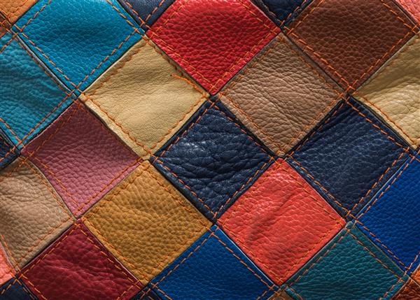 کیف چرمی شیک و روشن از تکه های رنگارنگ مربع شکل عکس نمای نزدیک
