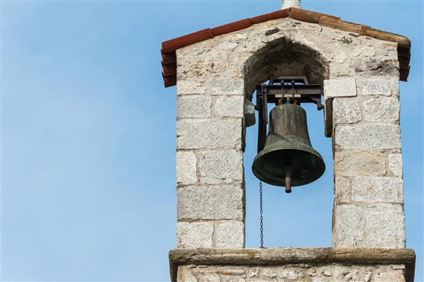برج ناقوس کوچک با زنگ یک کلیسای روستایی در قرن سیزدهم