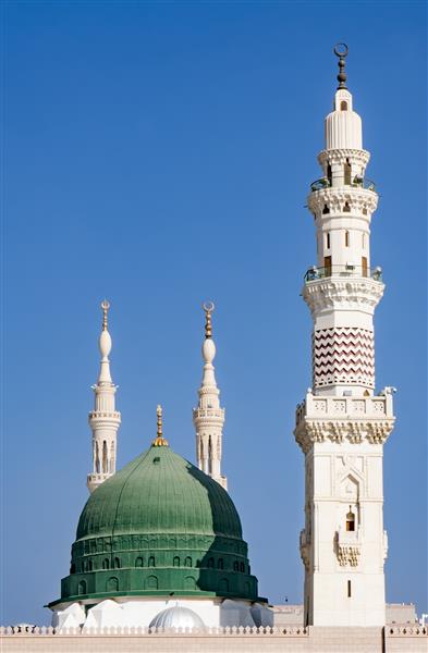 نمای بیرونی مناره ها و گنبد سبز مسجدی که از محوطه خارج شده است