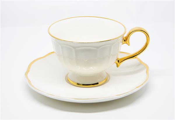 فنجان چای چینی عتیقه در زمینه سفید