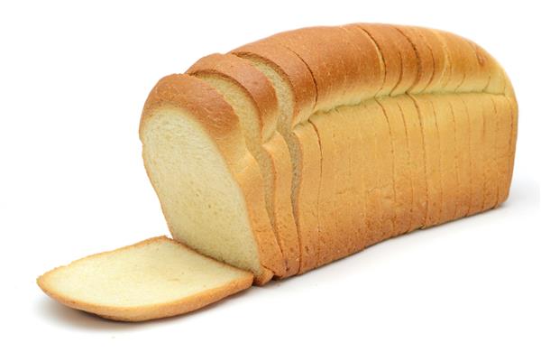 قرص نان قطعه قطعه شده روی زمینه سفید