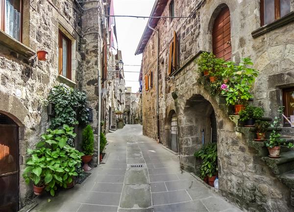 نمایی زیبا از خانه های سنتی قدیمی و کوچه بتونی در شهر تاریخی ویتورچیانو استان ویتربو لاتزیو ایتالیا