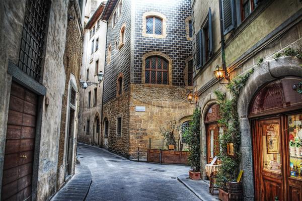 خیابان باریک و زیبا در فلورانس ایتالیا