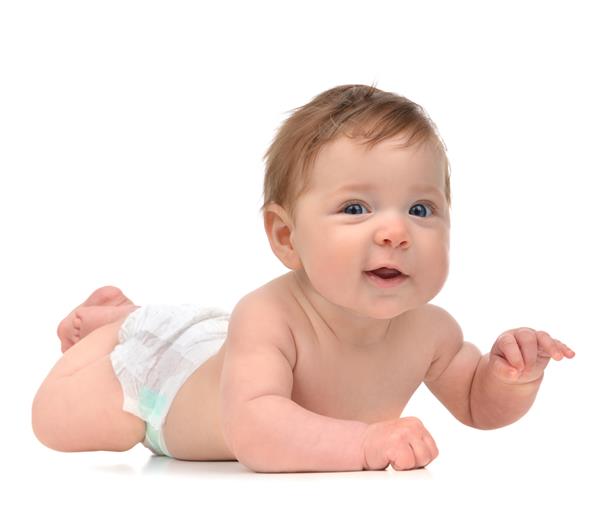 کودک چهار ماهه در حالی که لبخند شاد روی زمینه سفید خوابیده است