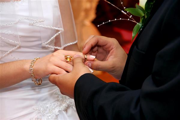 داماد انگشتر عروسی را روی انگشت عروس می گذارد