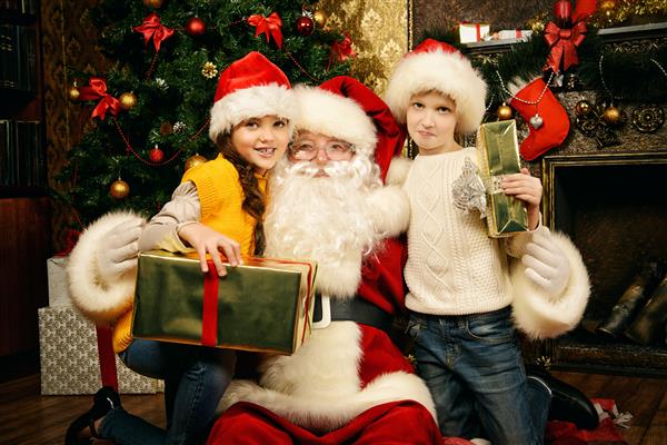 بابا نوئل برای کودکان هدیه آورد صحنه کریسمس