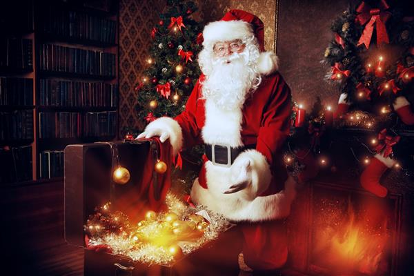 بابانوئل با هدایای کریسمس در خانه