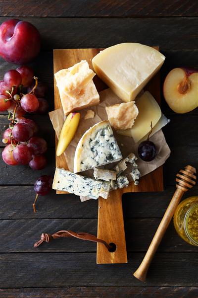 پنیرها را روی تخته های روستایی غذا مخلوط کنید