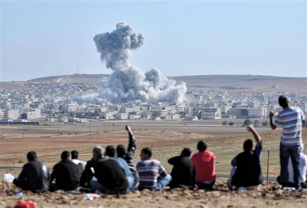 انفجاری پس از حمله هوایی آشکار ائتلاف به رهبری ایالات متحده به کوبان سوریه همانطور که از سمت ترکیه در مرز