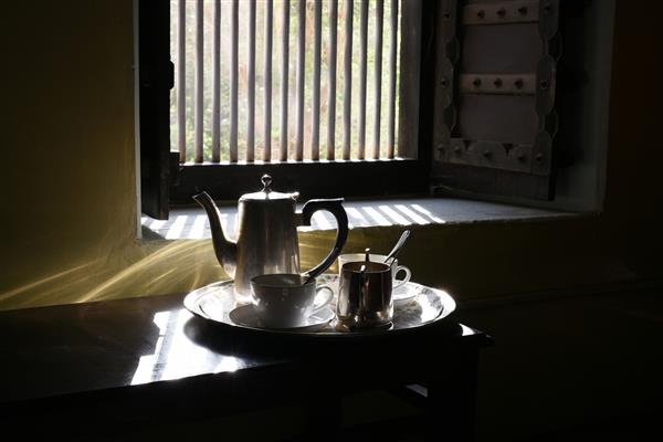 بسیار خوب صبح بخیر چای با ظروف نقره ای براق صبح طلوع خورشید که از پنجره می آید به ظروف نقره می درخشد زمان روز روشن و روشن