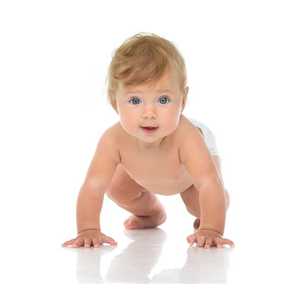 کودک شیرخوار با پوشک و خوشحال روی زمینه سفید