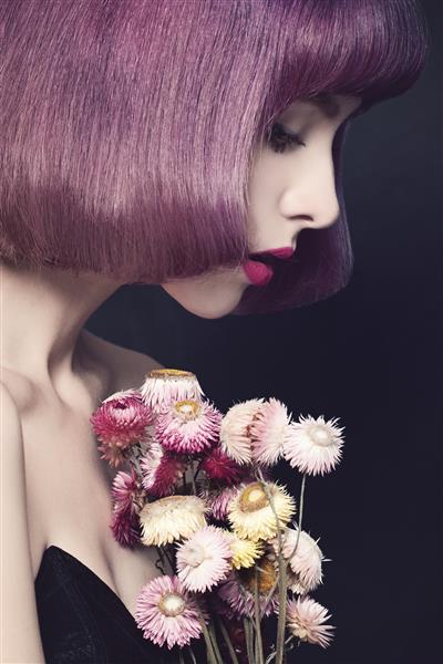 زن زیبا با مدل موی مد رنگ مو بنفش آرایش گلهای خشک شده