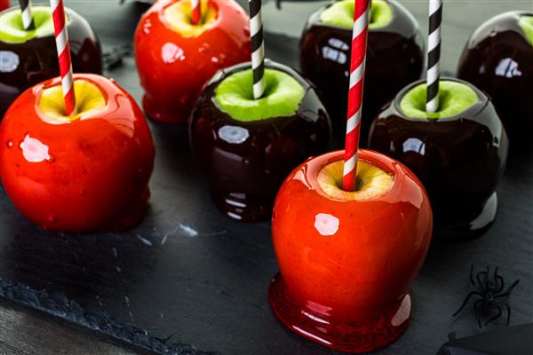 سیب آب نبات قرمز دست ساز برای هالووین
