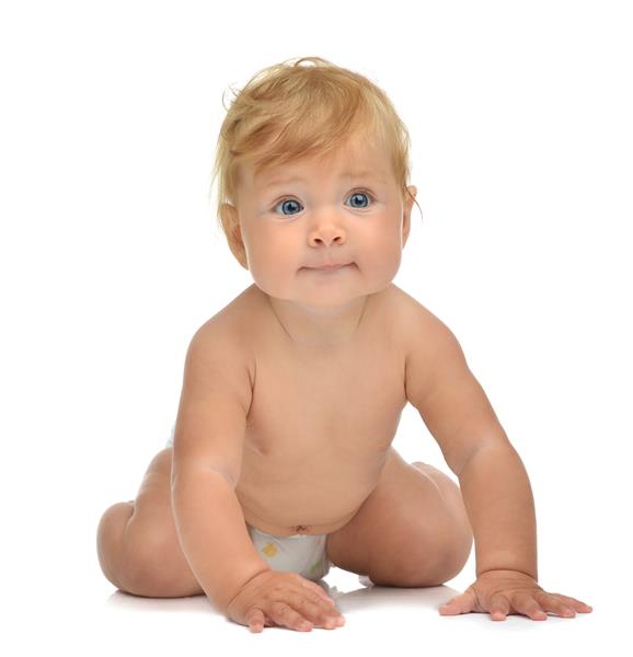 کودک شیرخوار با پوشک و خوشحال به دوربین عکاسی روی زمینه سفید نگاه می کند