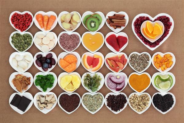 غذای سالم برای درمان آنفولانزا و سرماخوردگی حاوی آنتی اکسیدان ها و ویتامین C در ظروف به شکل قلب