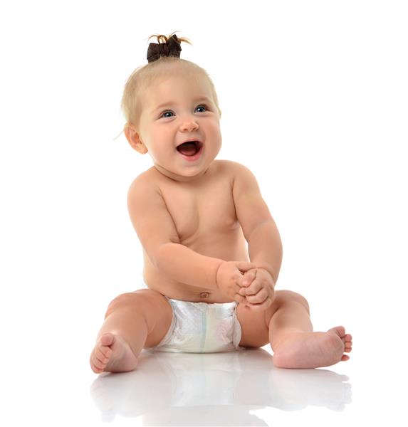دختر کودک نشسته در حالی که لبخند می زند و در یک زمینه سفید به بالا نگاه می کند