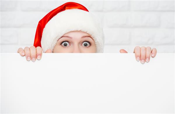 زن در کریسمس با یک پوستر خالی و سفید خالی