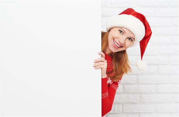 زن مبارک در کریسمس با یک پوستر خالی و سفید خالی