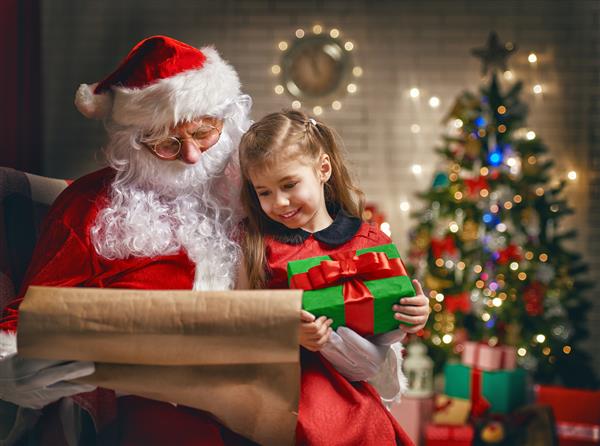 بابا نوئل هدیه دادن به یک دختر کوچک ناز