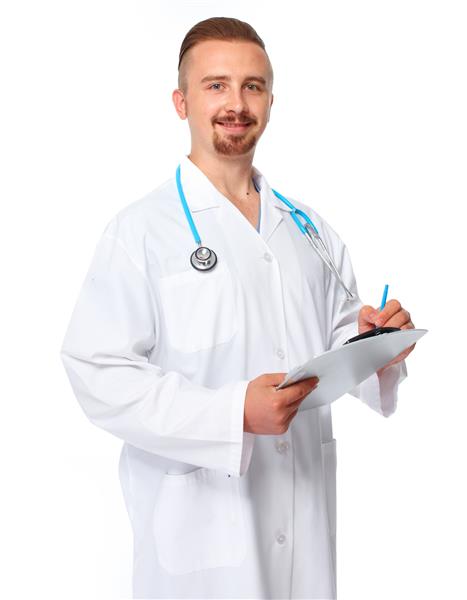 پزشک جوان با کلیپ بورد زمینه سفید جدا شده