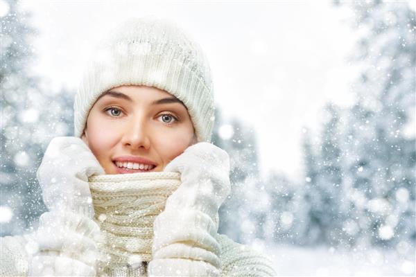 زن جوان شاد در برف زمستانی