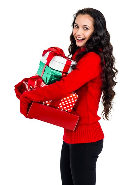 زنی در حال لبخند که هدیه هایی را روی صفحه سفید در دست دارد
