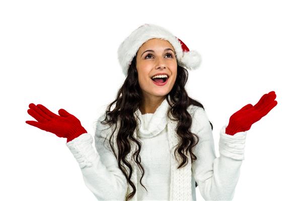 مدل زن با دستکش های قرمز که با دستهای بلند شده روی صفحه سفید نگاه می کند