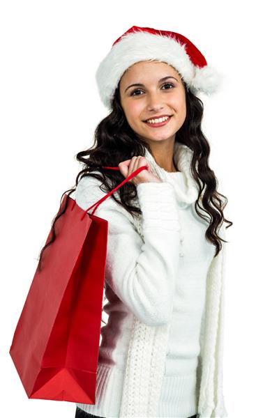 مدل زن با کلاه کریسمس روی صفحه سفید در دست دارد