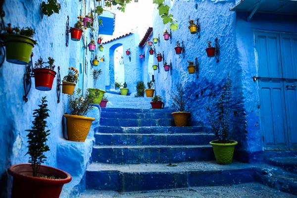 تصویر رنگی از خیابانی در شهر مشهور آبی مراکش