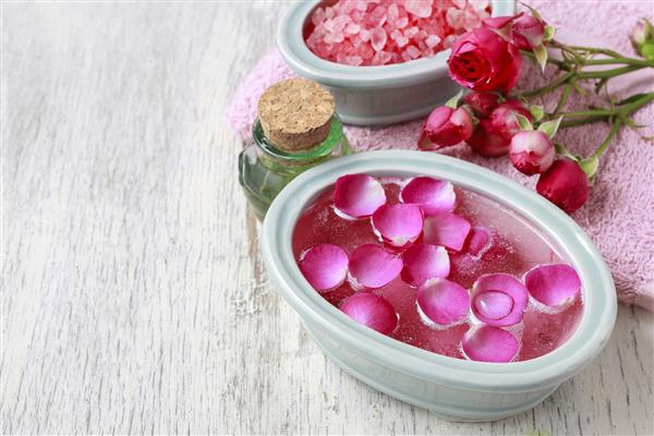 درمان غنی کننده آبگرم ناخن با روغنهای اساسی و گلبرگهای گل رز