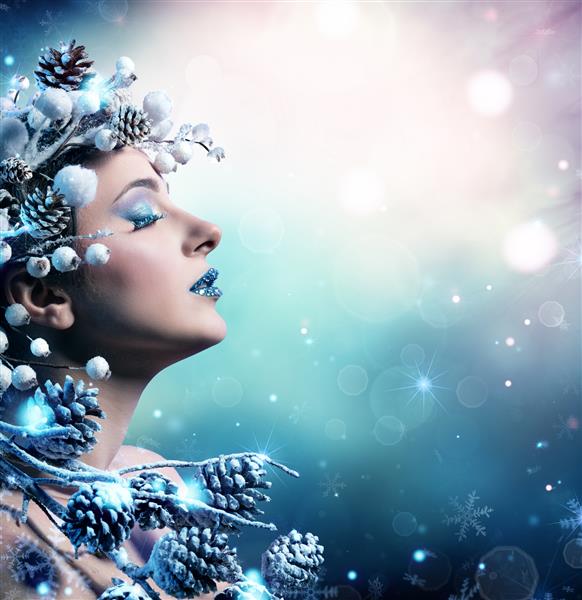 پرتره زن زمستانی - دختر مدل مدل زیبایی با دکوراسیون برفی