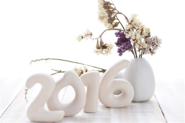 2016 گلدان سرامیکی روی زمینه سفید چوبی