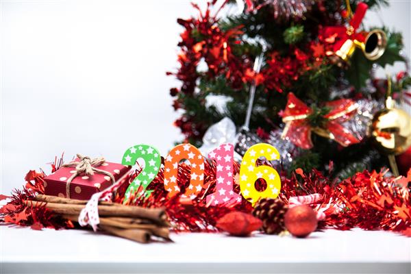 دکوراسیون سال نو با جعبه کادو و درخت کریسمس در سال 2016
