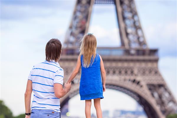 تعطیلات خانوادگی در پس زمینه پاریس برج ایفل فرانسه