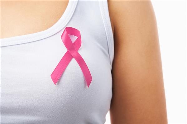 برای حمایت از علت سرطان پستان از نشان صورتی روی قفسه سینه زن