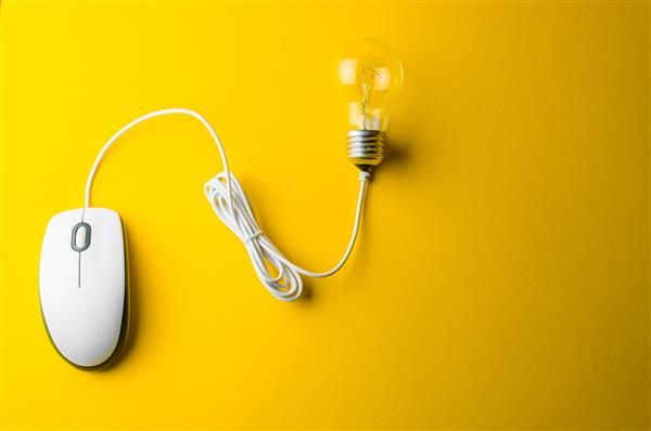 ماوس و لامپ کامپیوتر روی زمینه ای زرد
